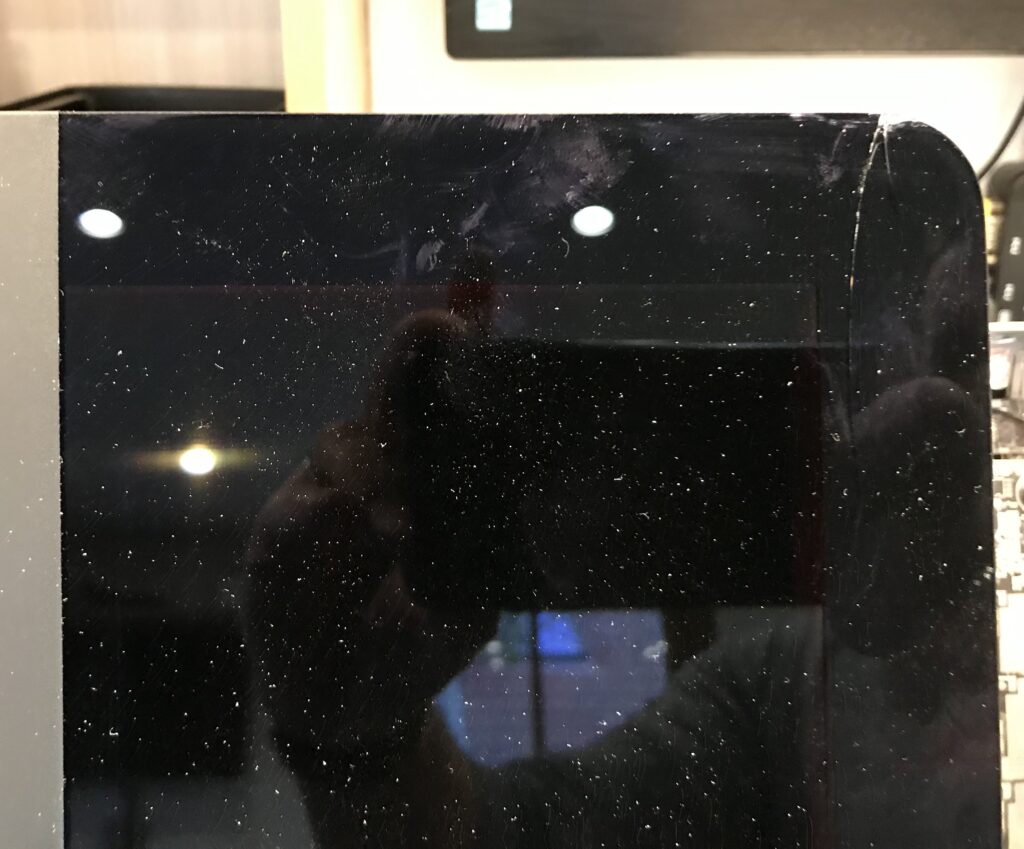 Apple iMac with cracked screen
